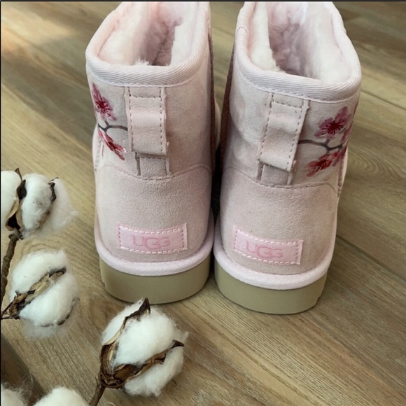 🍃🔆UGGS- CLASSIC MINI BLOSSOM🔆🍃 - Picture 13 of 14